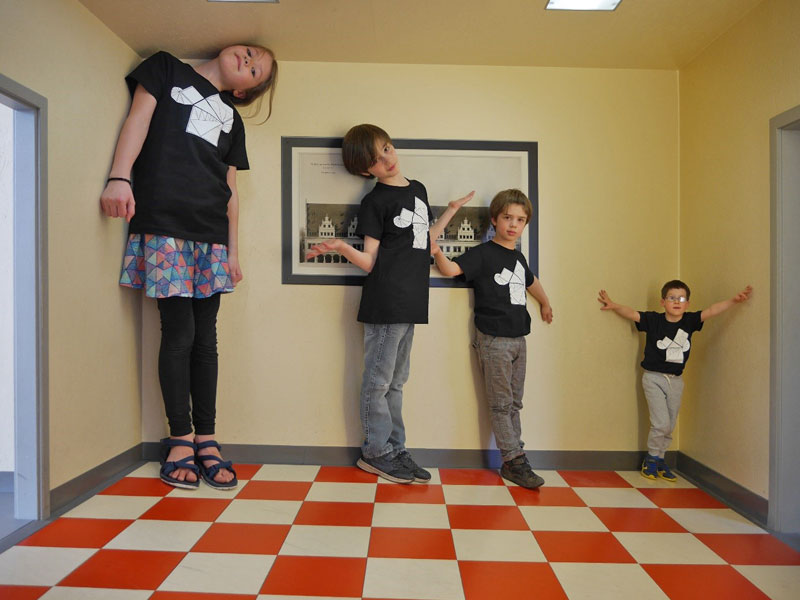 Im Ames Raum kann man Riese oder Zwerg sein, Foto: INSPIRATA e.