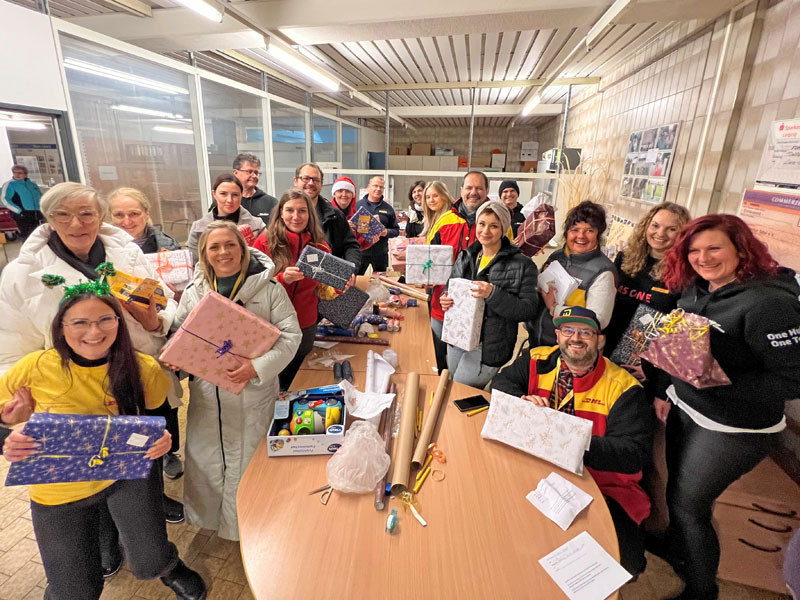 Das DHL Drehkreuz Leipzig spendet Weihnachtsgeschenke an bedürftige