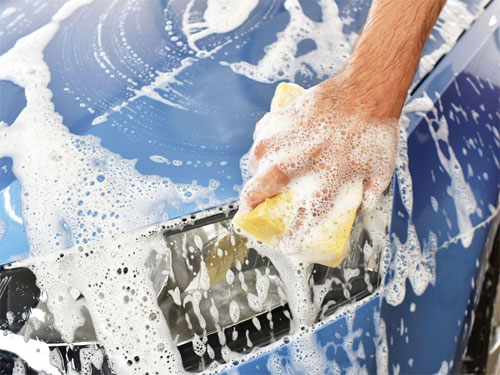 Besonders bei Lacken mit empfindlicher Oberfläche oder bei hochwertigen Fahrzeugen wird die Handwäsche bevorzugt, Foto: industrieblick - stock.adobe.com