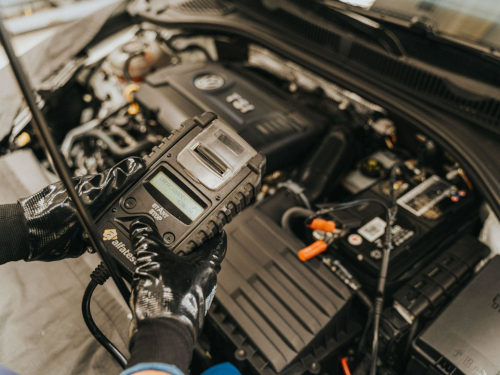 Frühe Prüfungen im Motorraum helfen, kleine Mängel zu erkennen, bevor daraus teure Folgeschäden entstehen. Foto: pexels.com