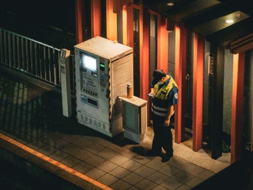 Sicherheitsmitarbeiter bei nächtlicher Objektbewachung vor einem Firmengebäude, Foto: pexels.com / Kuan-yu Huang