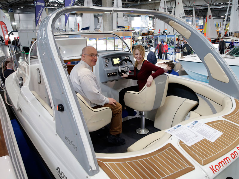 Probesitzen am Steuer einer Yacht von Aqua Power Bootshandel und -service, Quelle: Leipziger Messe GmbH / Tom Schulze Probesitzen am Steuer einer Yacht von Aqua Power Bootshandel und -service, Quelle: Leipziger Messe GmbH / Tom Schulze