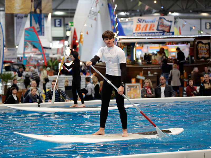 Stand-Up-Paddeling im großen Pool der Beach & Boat, Quelle: Leipziger Messe GmbH / Tom Schulze Stand-Up-Paddeling im großen Pool der Beach & Boat, Quelle: Leipziger Messe GmbH / Tom Schulze